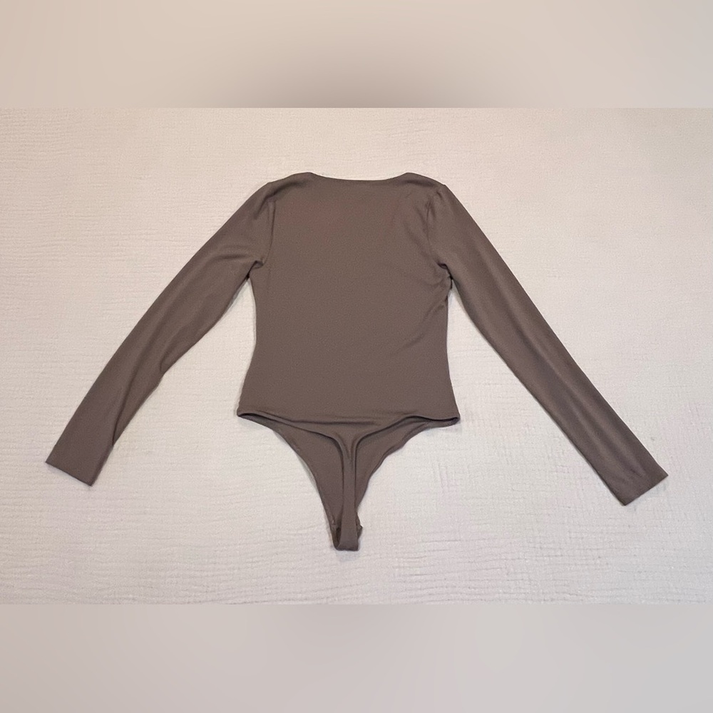 Aritzia Babaton Contour V-Neck Long Sleeve Bodysuit Deep Brown Size Medium - Picture 5 of 14